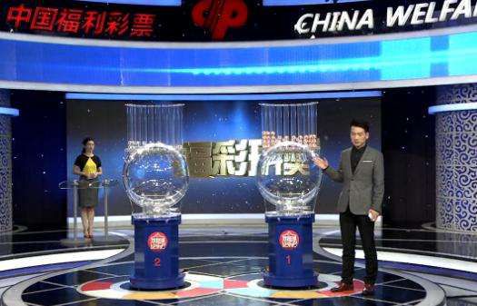 第45分钟，库泰萨禁区前沿内切劲射，斯维拉尔飞身化解。